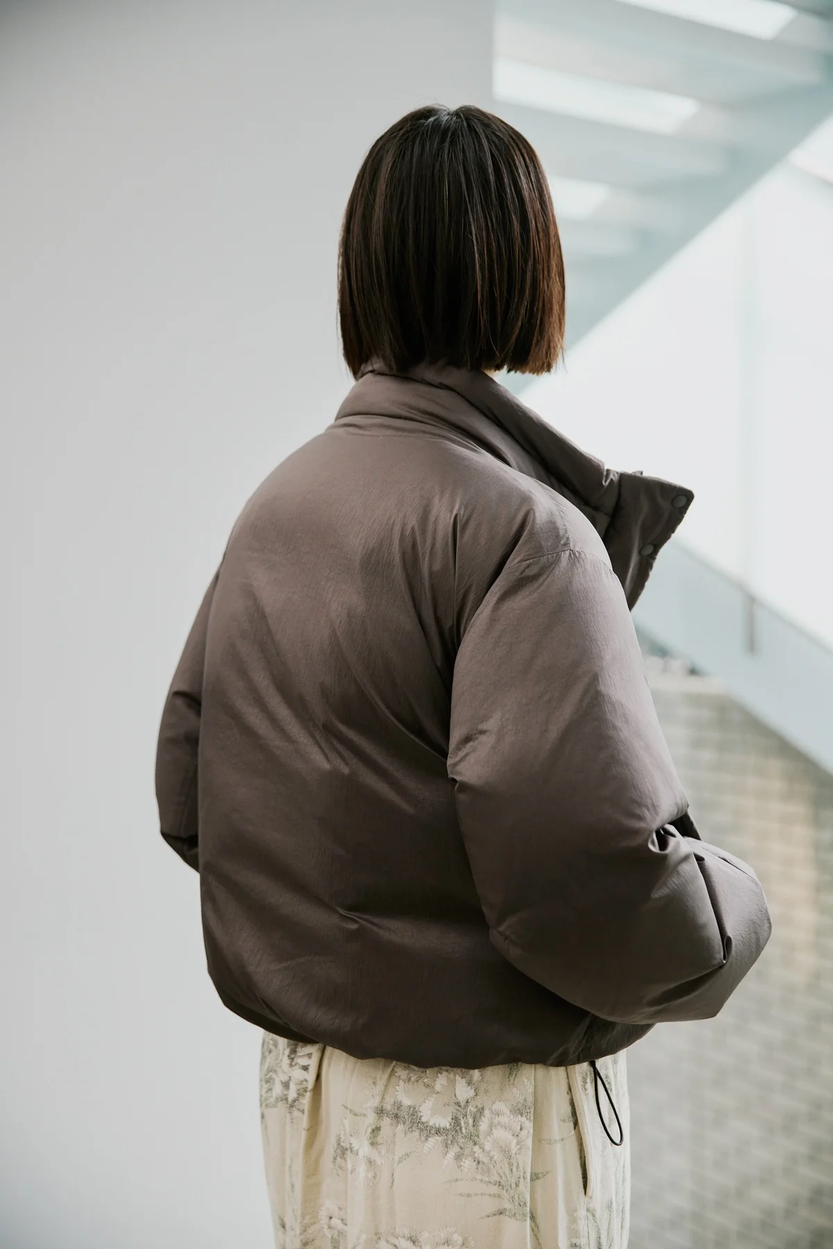 MUJI Laboダウンショートジャケットの後ろ姿。全方向美しく、スタイルアップ効果も