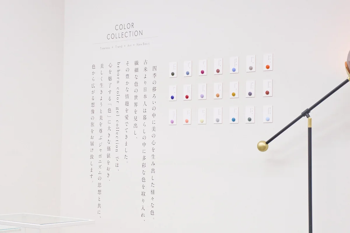 ネイルサロン「be born」の店内。壁には、オリジナルで展開するカラージェルのチャートが。