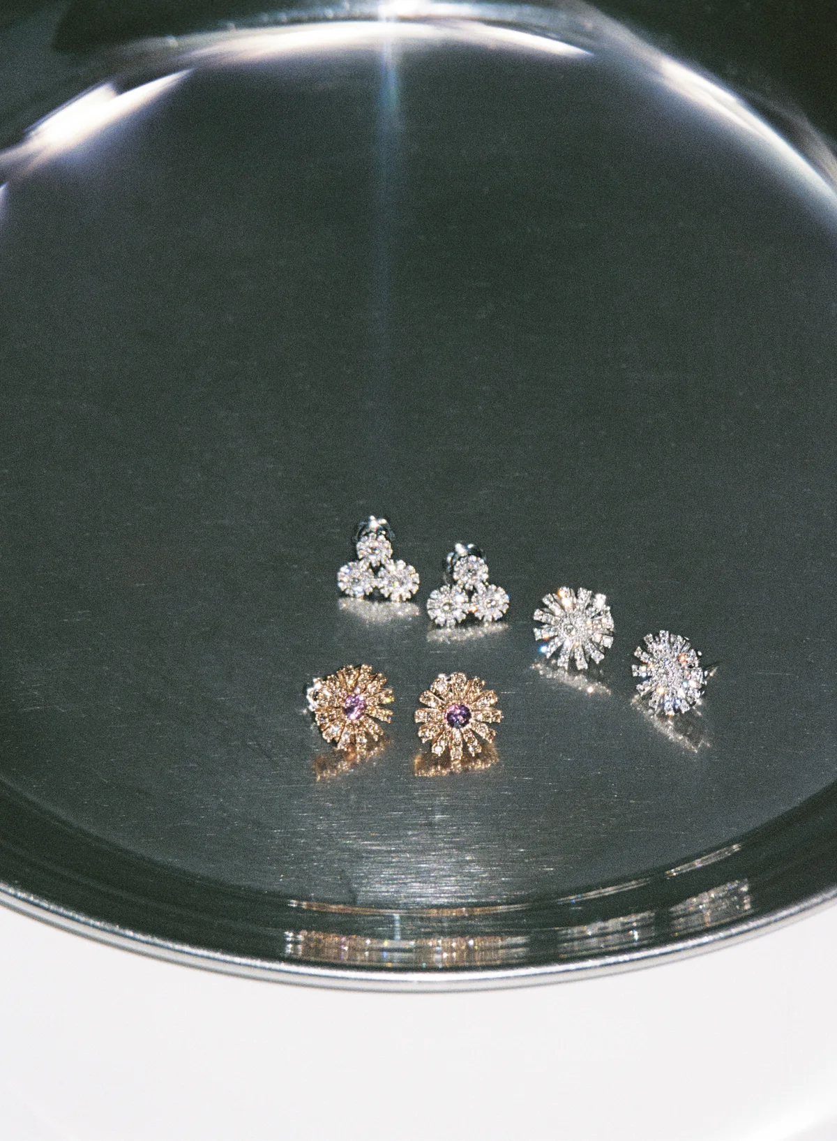 (上)ピアス「マルゲリータ」・(右)ピアス「マルゲリータ」・(左下)ピアス「マルゲリータ」/ダミアーニ ジャパン(ダミアーニ)