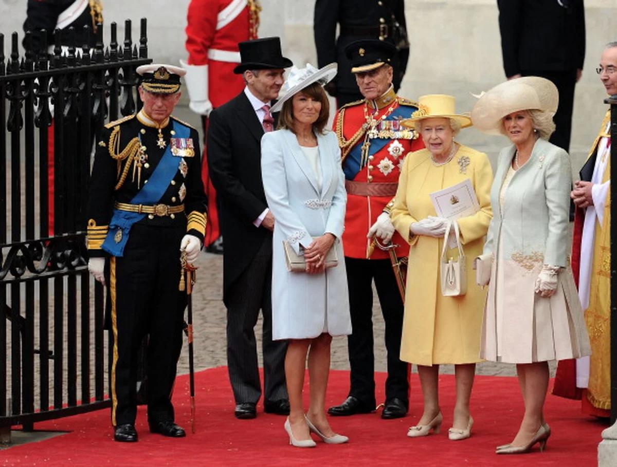 チャールズ皇太子、エリザベス女王、カミラ妃、キャロル・ミドルトン、マイケル・ミドルトン
