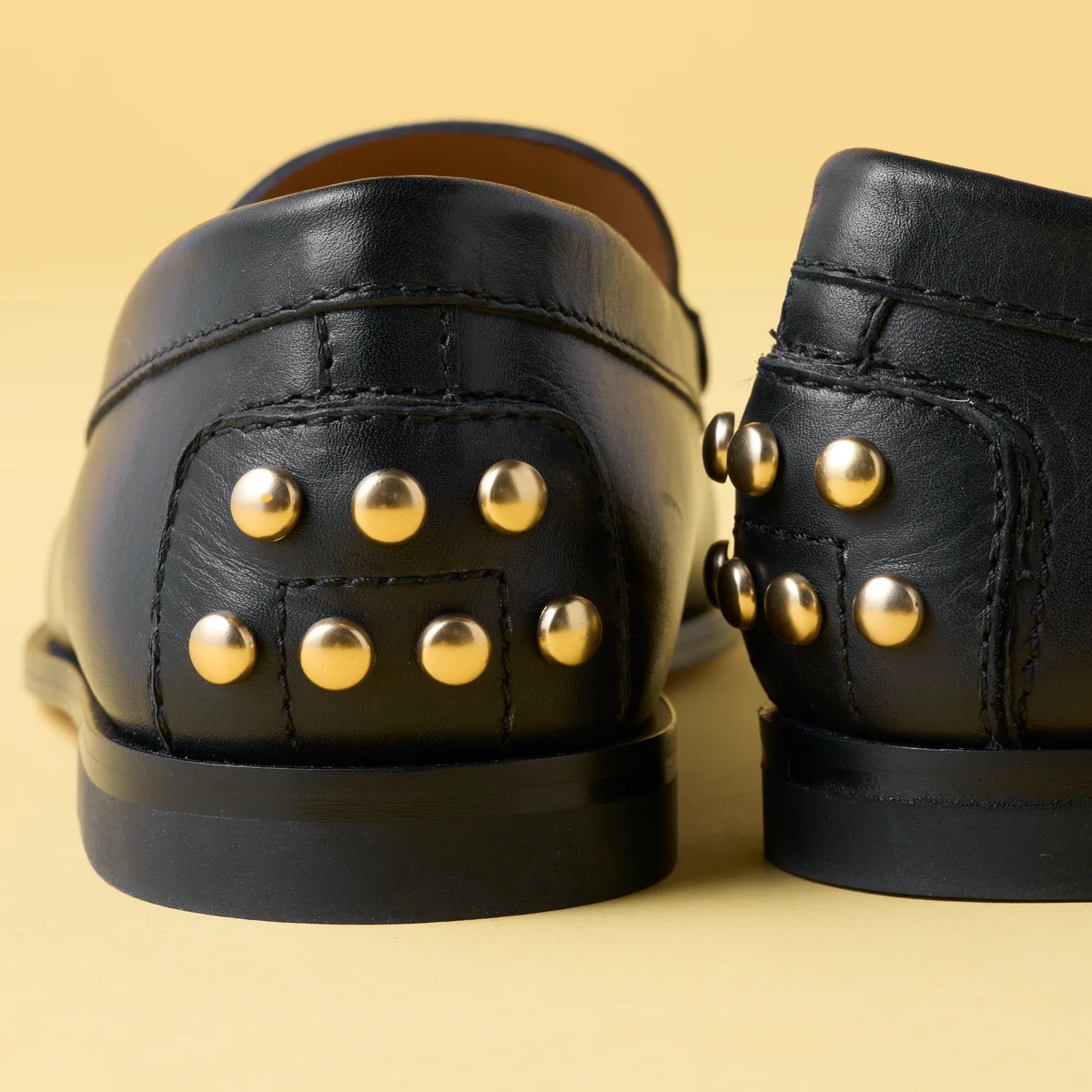 トッズの2026年春の新作シューズ、メタル ドッツ レザーかかと