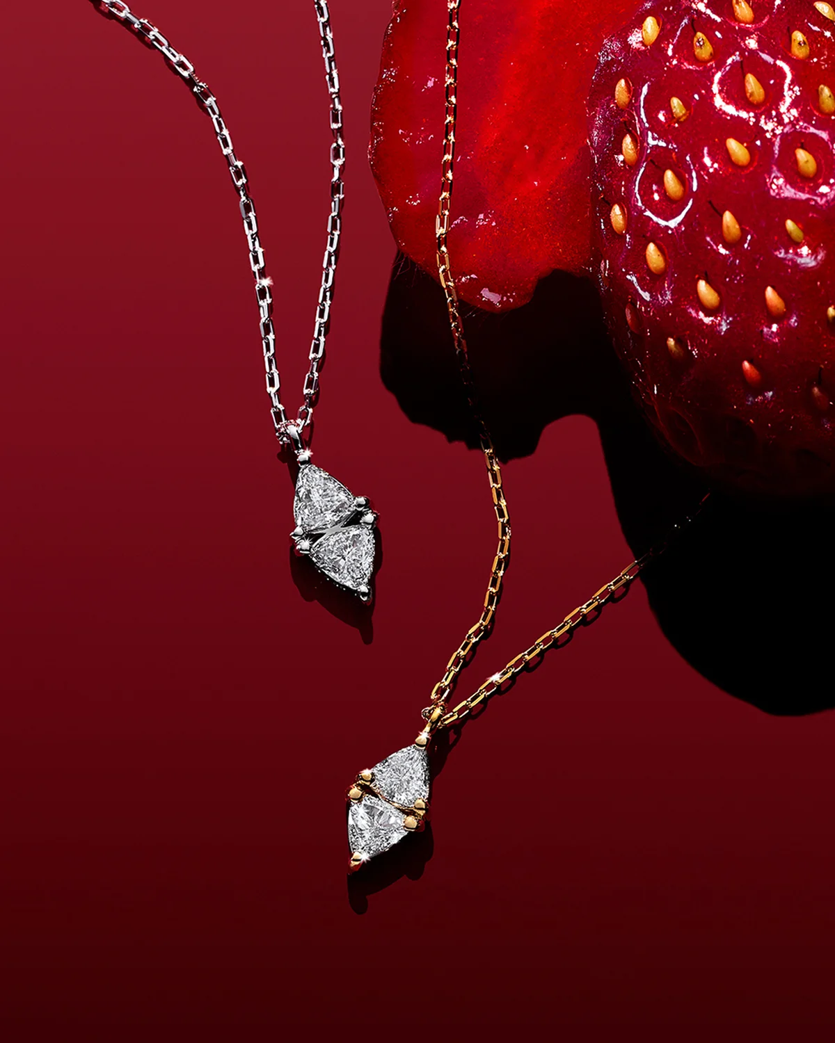 （左）「セブロン ロサンジュ」ネックレス〈Pt、ダイヤモンド〉¥138,600