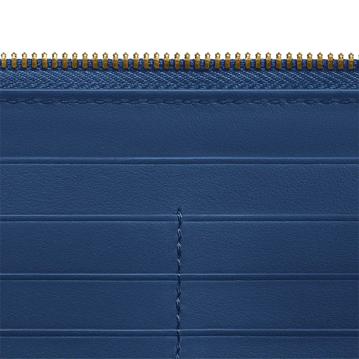 オンライン限定のボッテガ・ヴェネタ「イントレチャート ジップアラウンドウォレット」のカードスロットディテール