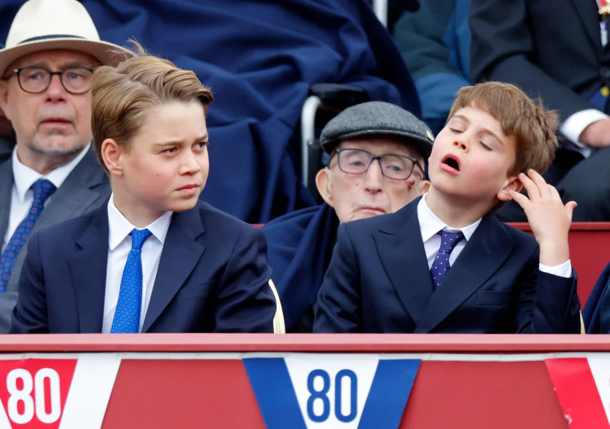 欧州戦勝記念日（VEデー）80周年の関連イベント中、ジョージ王子の仕草を真似るルイ王子