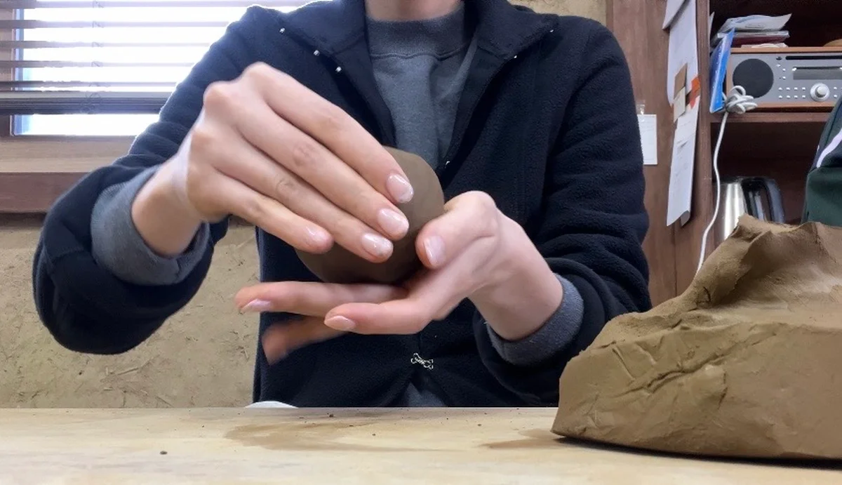 済州島 ビルケンシュトック リトリートツアー ダムファホン オンギの窯元 実際に土を捏ねている様子