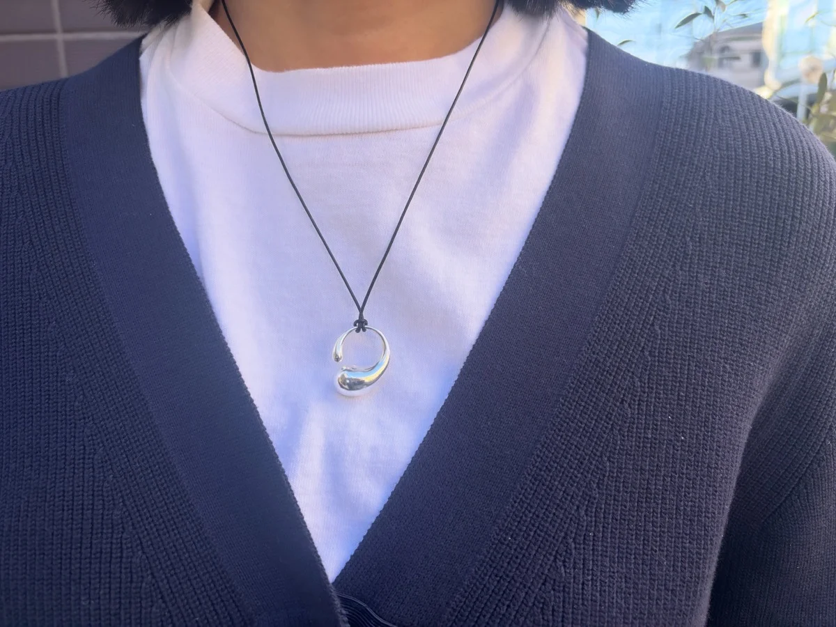 ジョージ ジェンセンの 「マーシー」ペンダント（M）の長さを、ニットに合わせて短く調整した着用カット