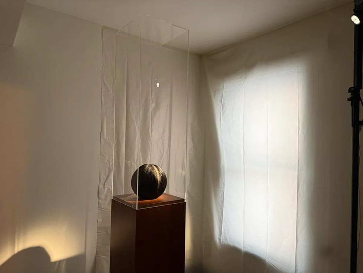 【マルタン・マルジェラ個展】アジア人の人毛を植毛したオブジェ「Asian Black Head」