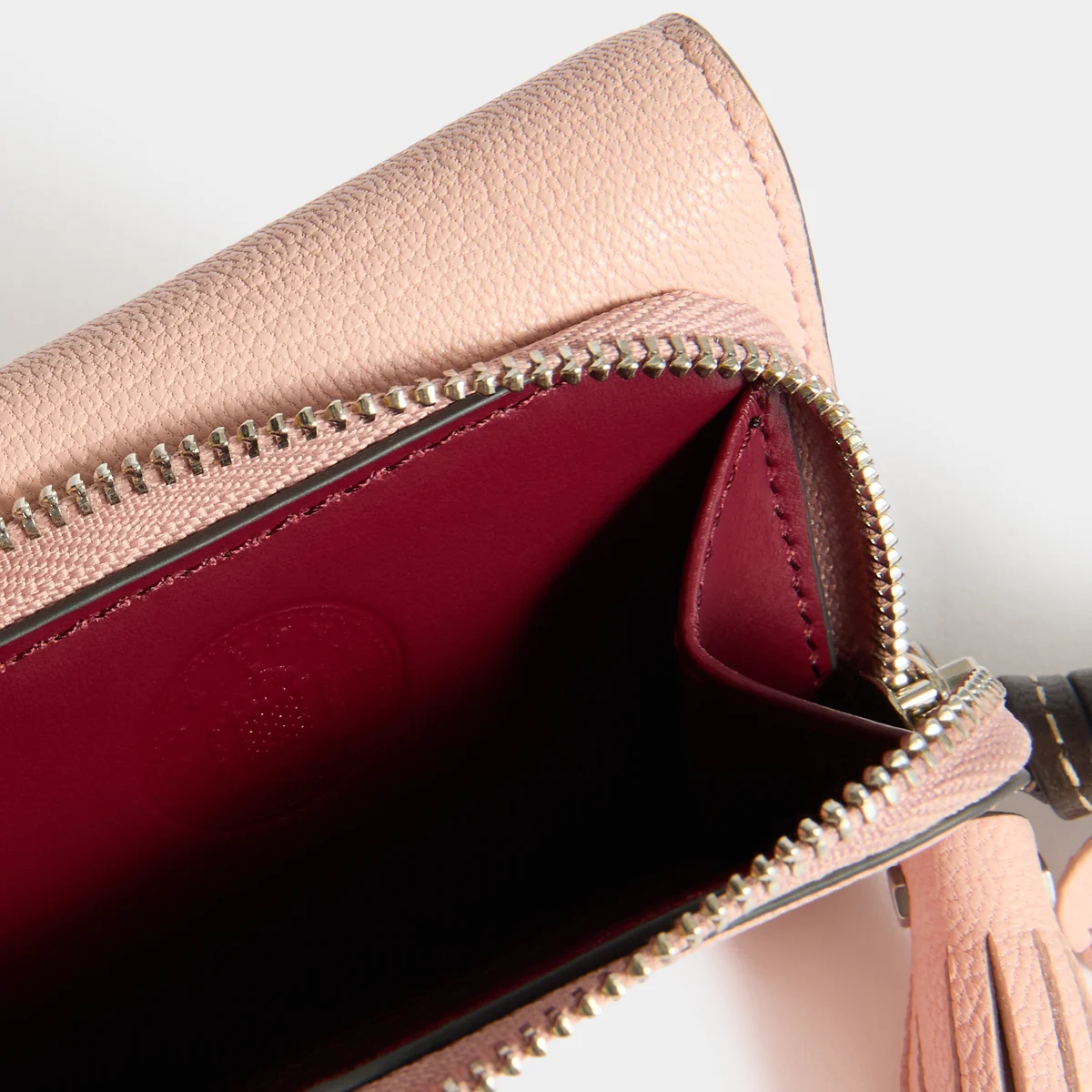 アニヤ・ハインドマーチ「Sakura ミニ・トライフォルド・ウォレット」のコイン入れ