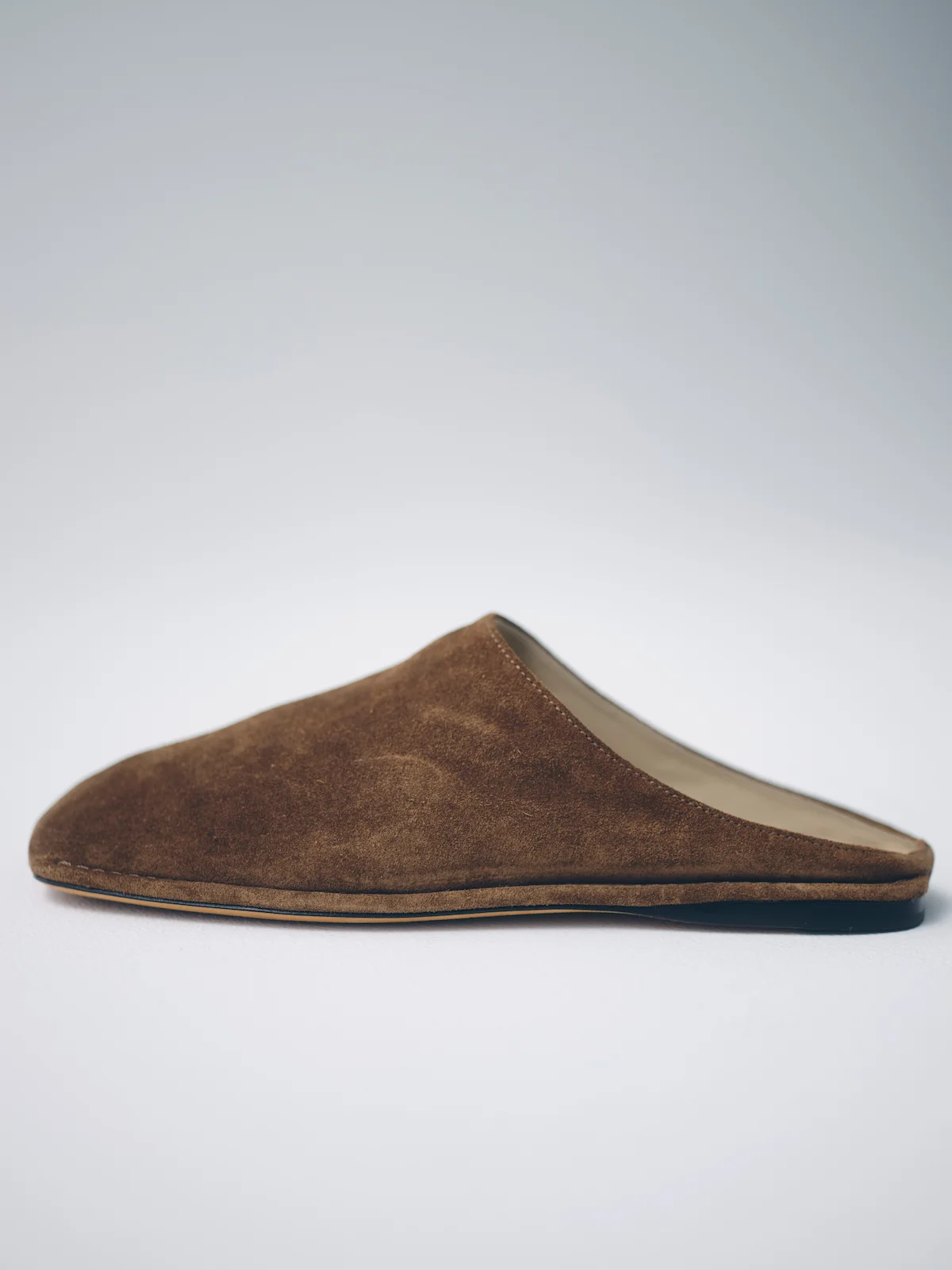 ザ・ロウのPiperスエードスライドのサイド部分