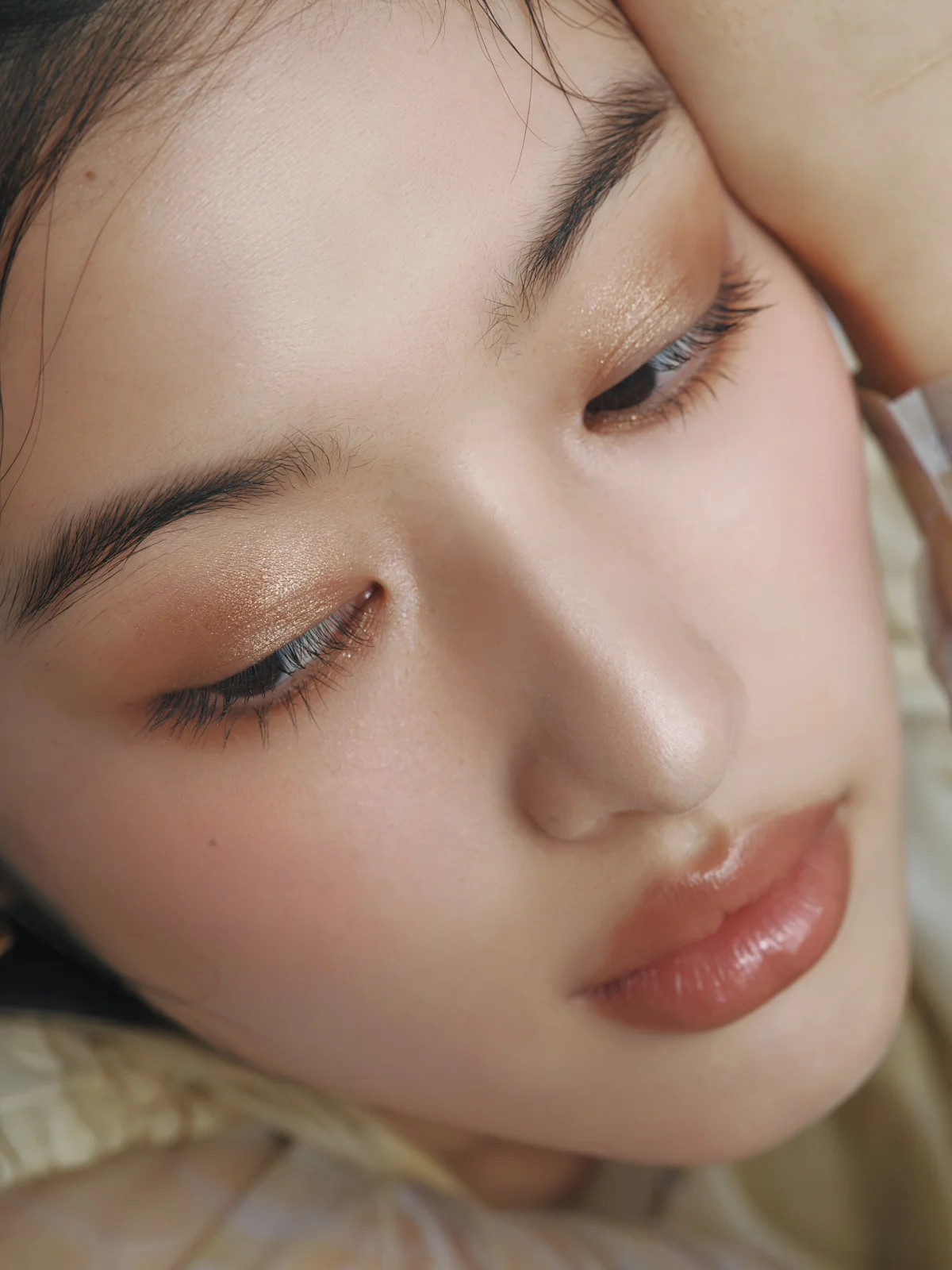 メタリックブラウンメイクの寄りカット