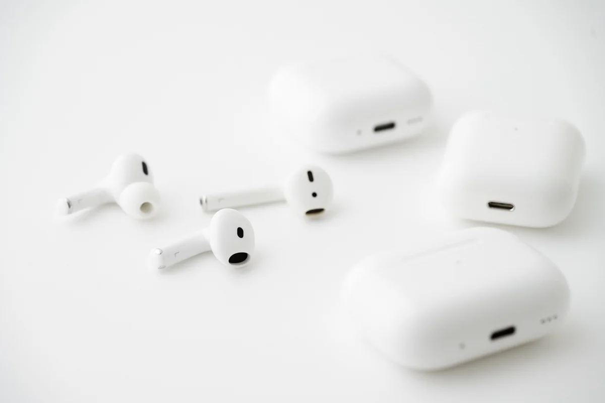 左からAirPods Pro, AirPods 4, 旧AirPods