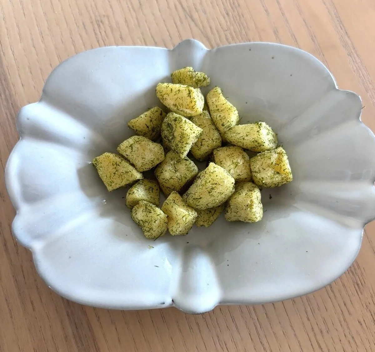 フレンチの名店“ラ シーム”の高田 裕介シェフが手がけたという、青のりがたっぷりかかったまるで料理のようなお菓子