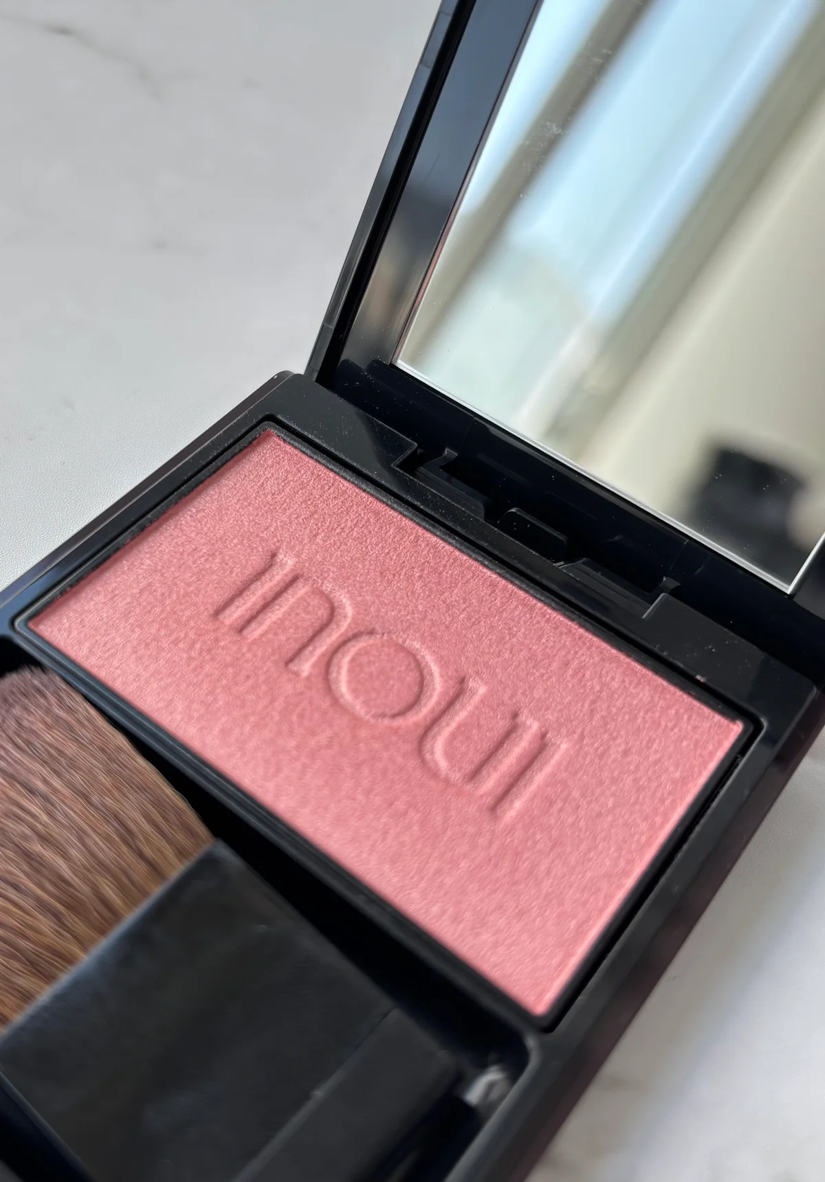 INOUI インウイのチーク、01のナチュラルなピンク、繊細なラメの質感