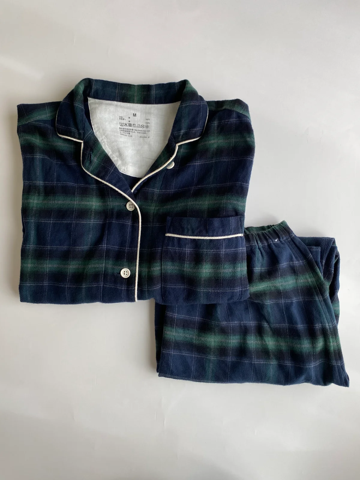 無印良品の「脇に縫い目のない フランネル長袖パジャマ」