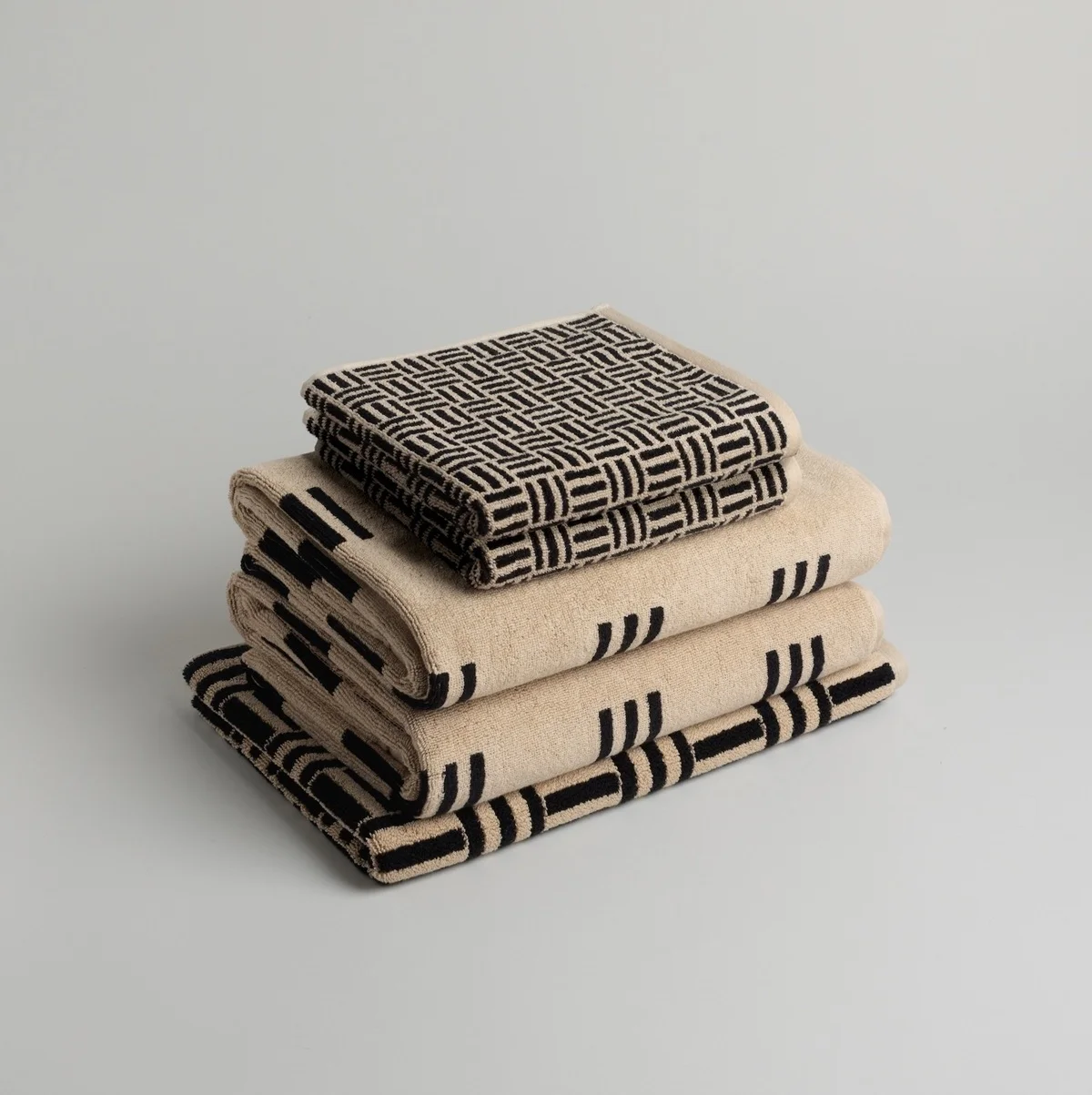 ニュージーランド発のベイナのタオル。アール・デコのタイルを思わせる反復模様からインスパイアされた幾何学柄の「サンド＆ノワール」3種類。