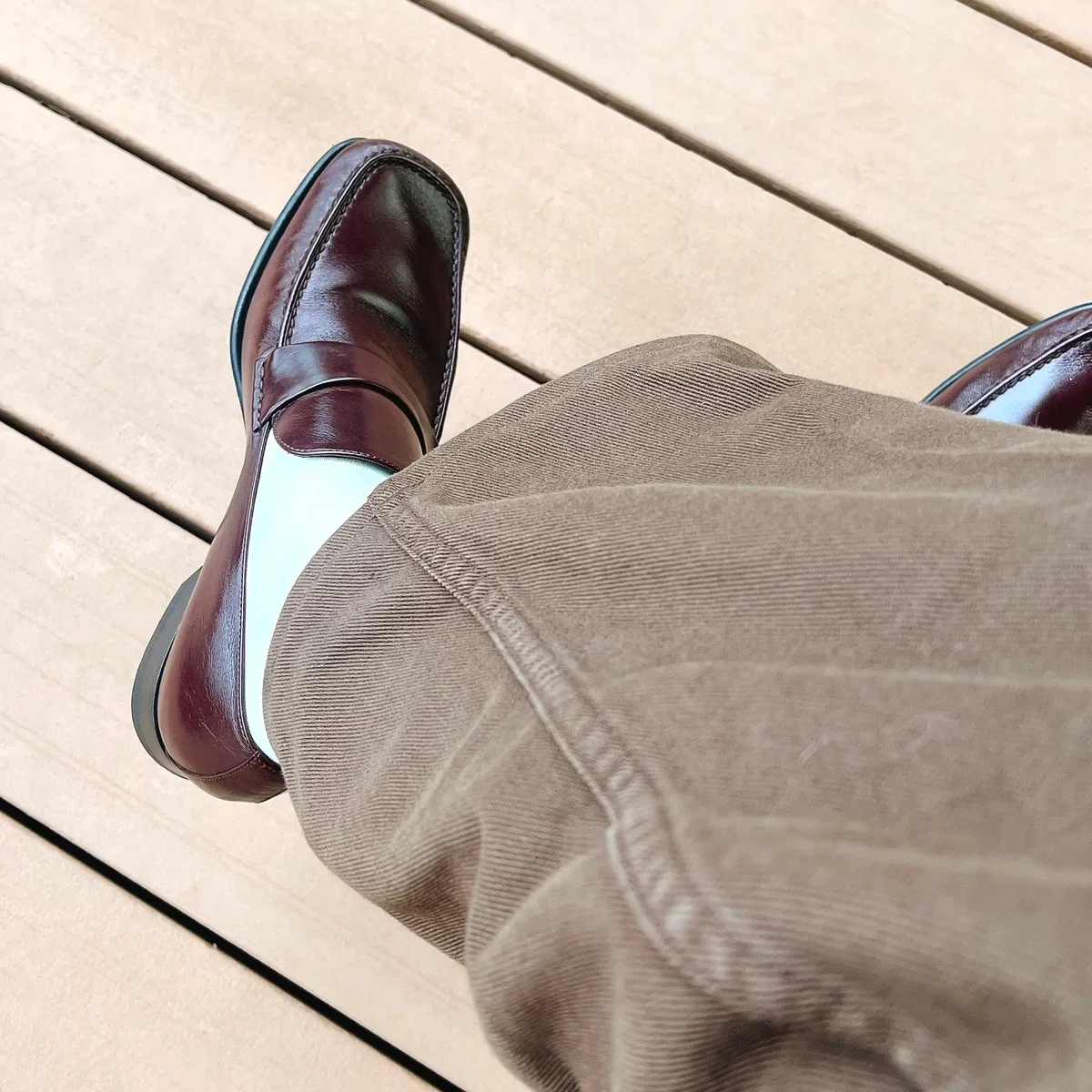 デニム＆ソックスと合わせた、フィービー ファイロ「MAN'S LOAFER」