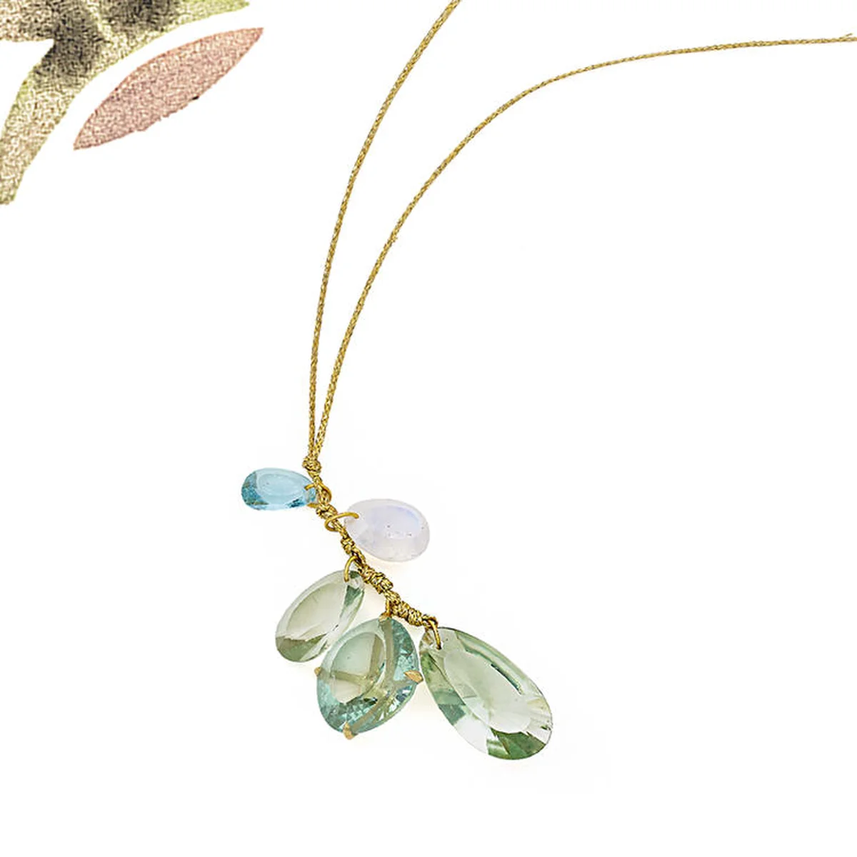 ピパ・スモールが創るネックレス。淡い透明感のある色石をアレンジしたエシカルジュエリー