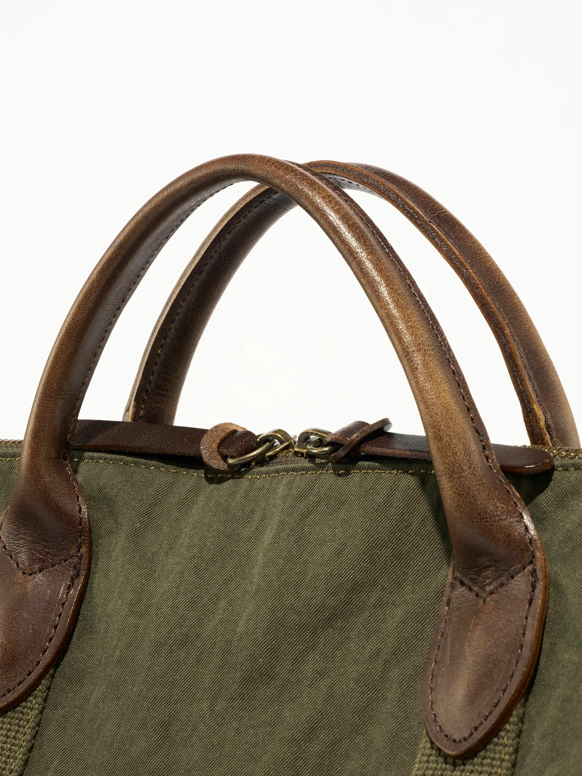 【エンダースキーマ】の「boston luggage」は握りやすく強度の高いレザーハンドル