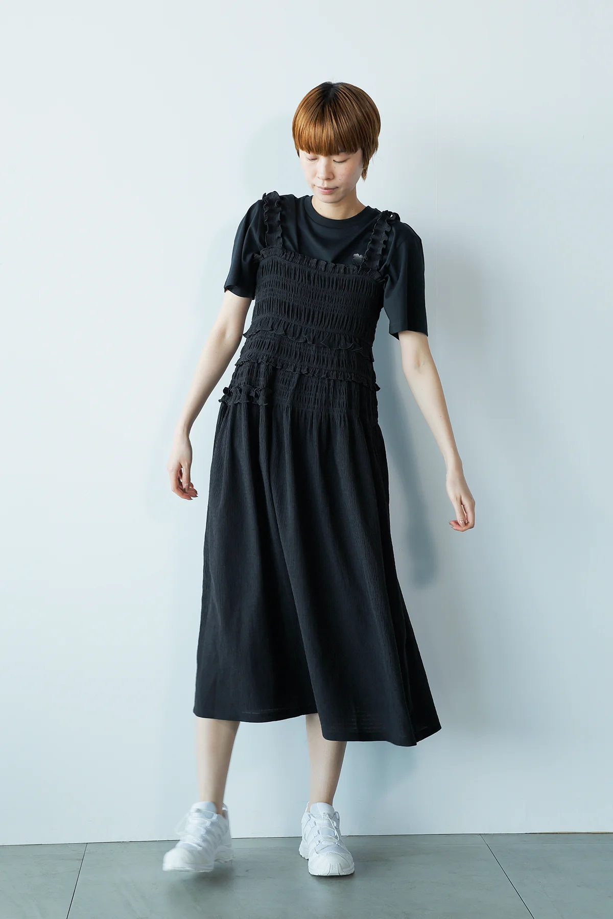 ユニクロ アンド セシリー バンセンのシャーリングワンピース ノースリーブを着用したエディター