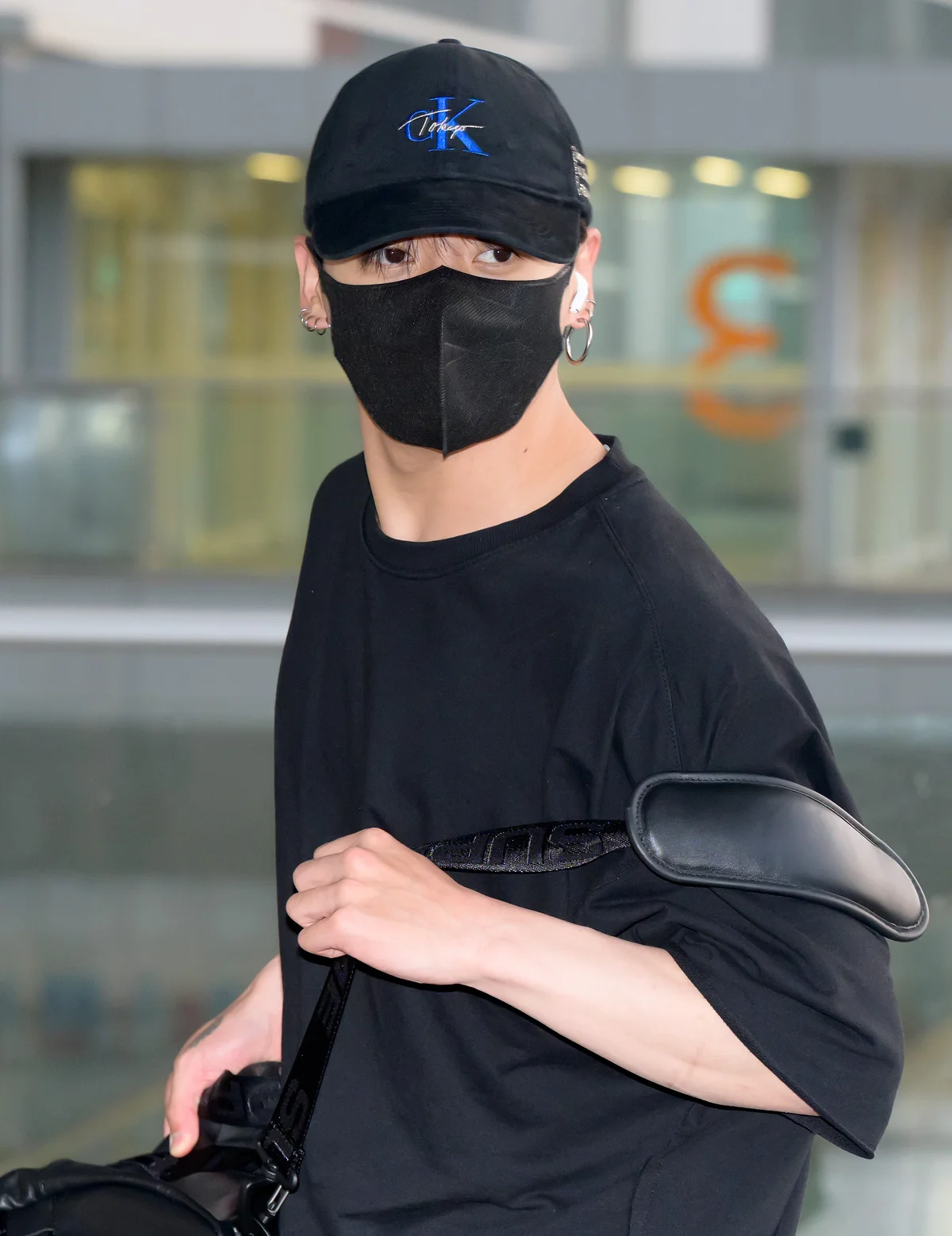 「TOKYO BASEBALL CAP」を着用したジョングク