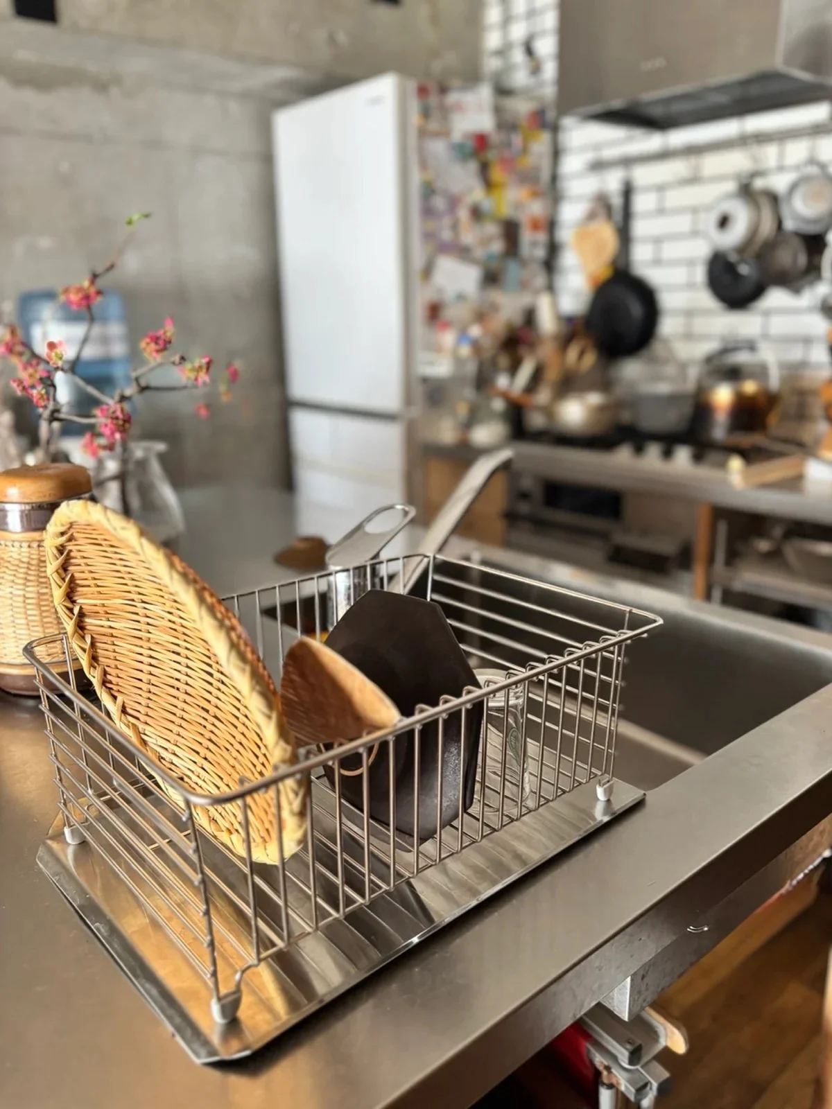 無印良品のステンレスバスケット小とステンレス水切り用傾斜トレー