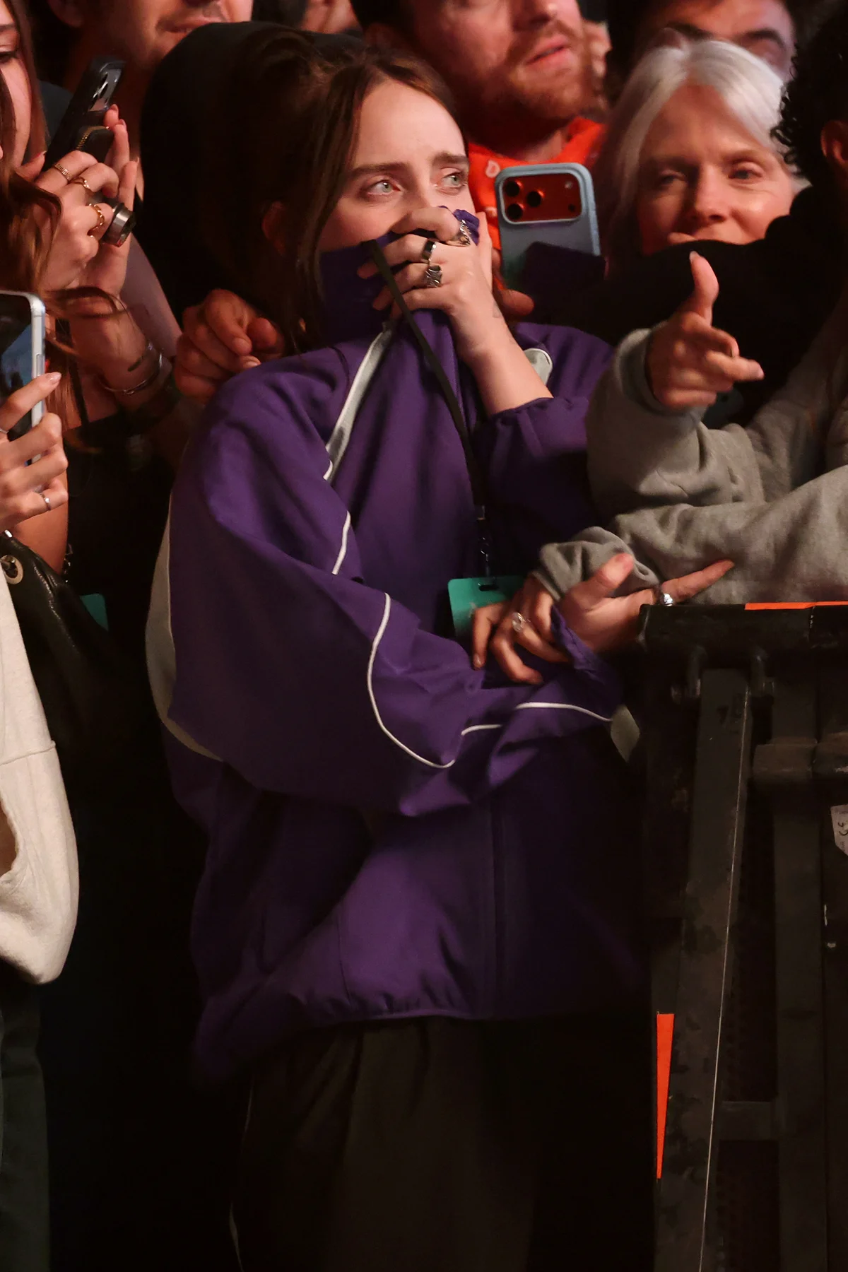 ジャスティン・ビーバーのステージを観覧するビリー・アイリッシュ