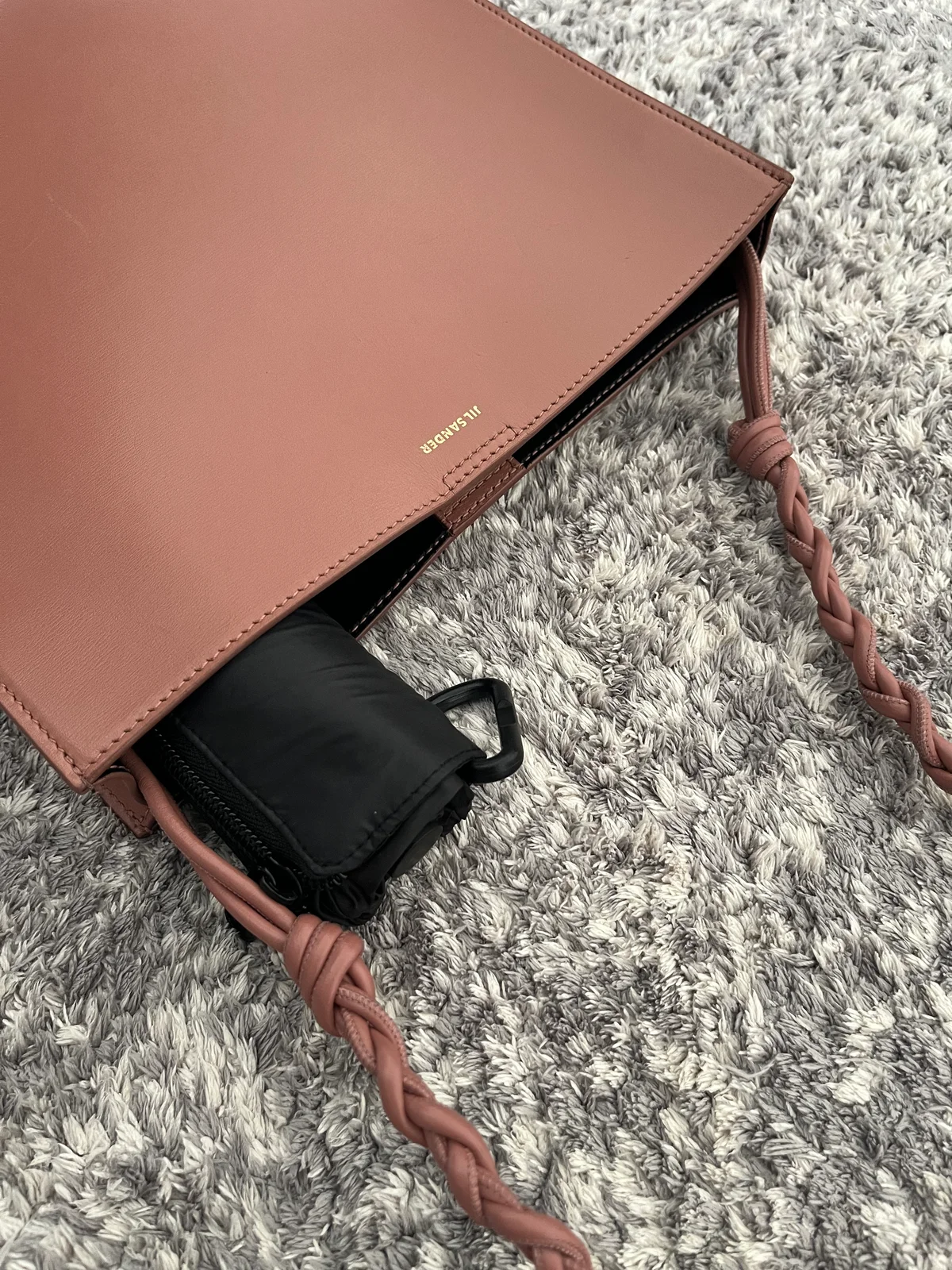 晴雨兼用傘　日傘　Wpc.IZA　LIGHT＆SLIM ￥4,620　バッグに入れた状態