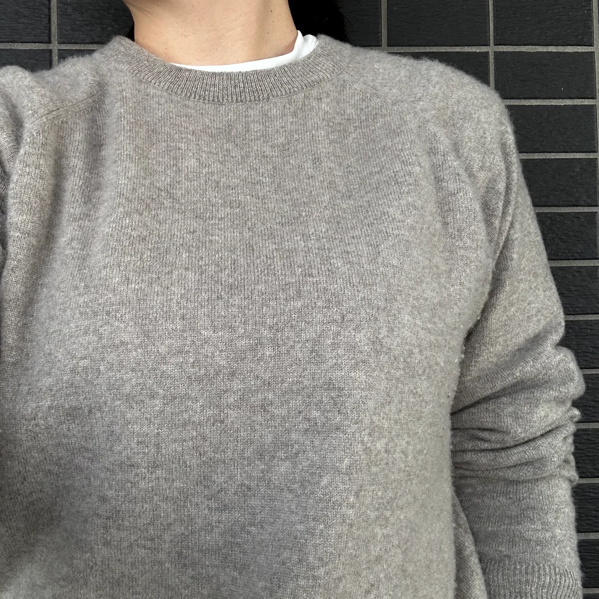 BOWTEに白TシャツをARROW57.のニットに重ねて着た写真