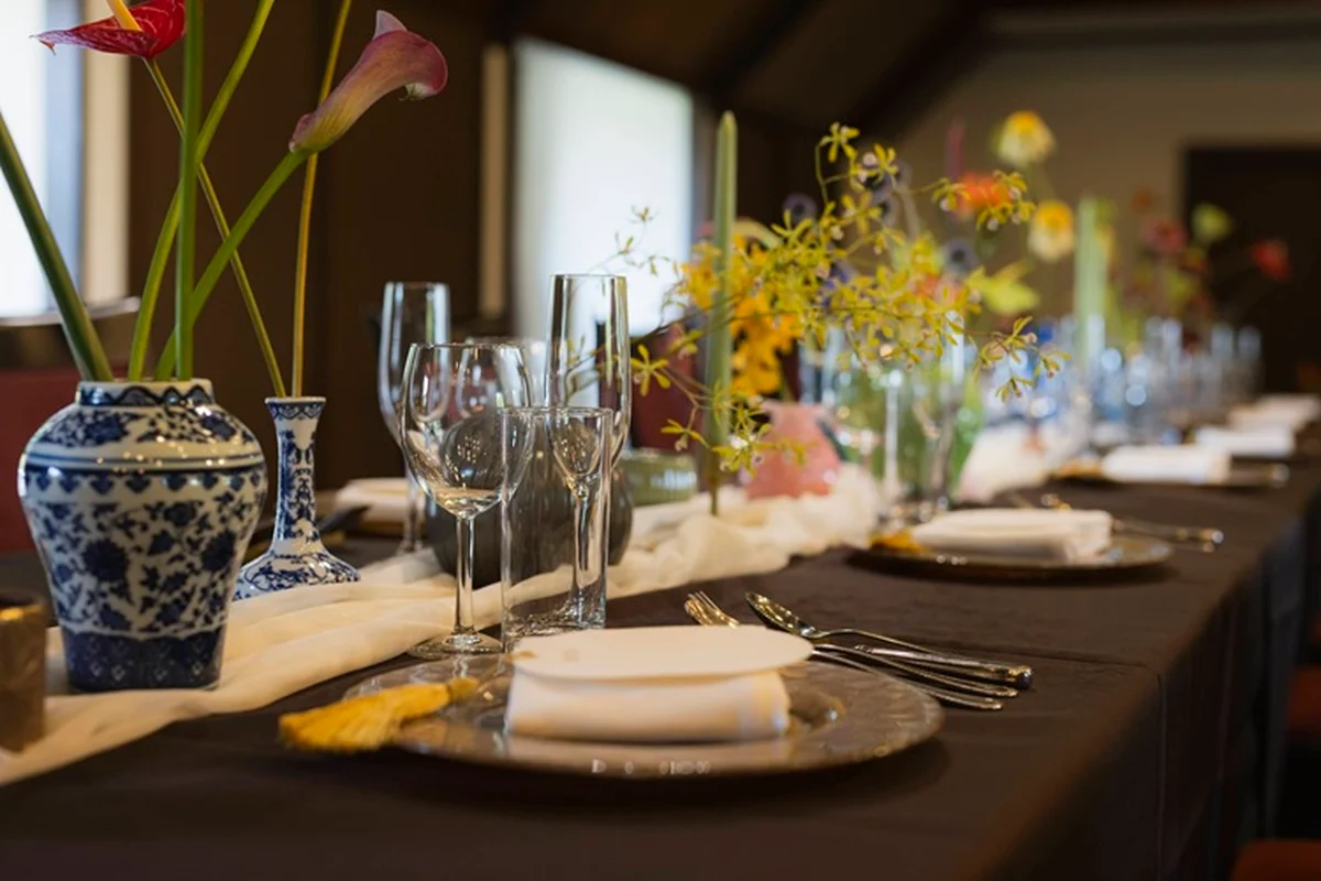 東京・目白台に佇む「旧細川侯爵邸　和敬塾本館」内で、ウェディングのテーブルセッティング