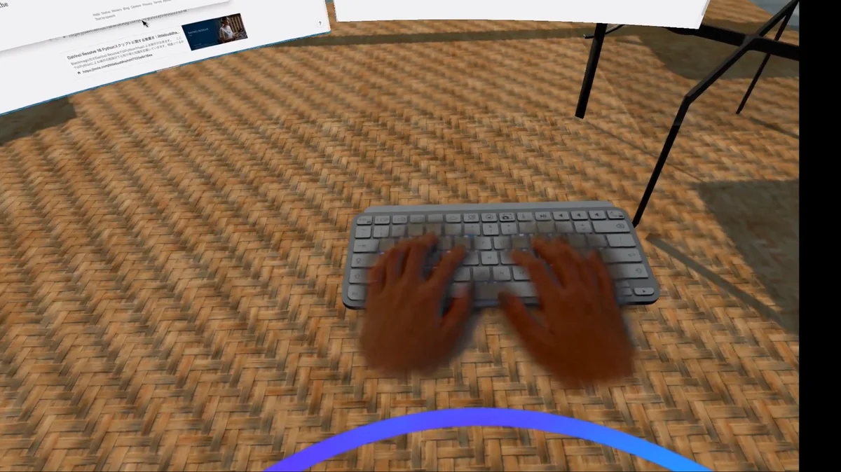 VR空間に表示されたキーボードと自分の手