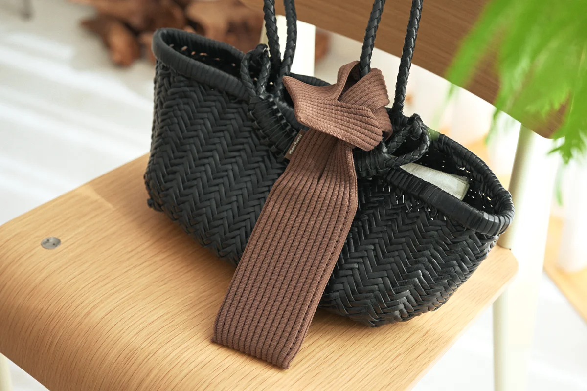 iPhone Pocketをバッグに取り付けたところ