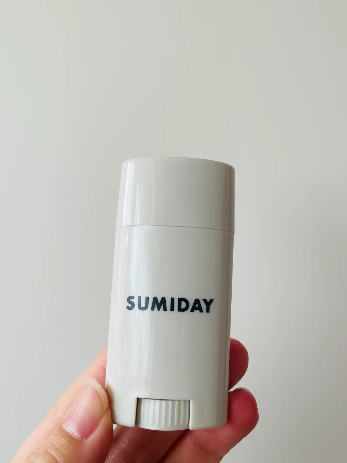 SUMIDAYのヘアバームを手に持った写真