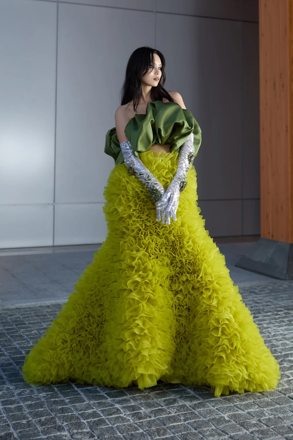 「トモ コイズミ(TOMO KOIZUMI)」初のウェディングドレス。マーメイドラインが新鮮