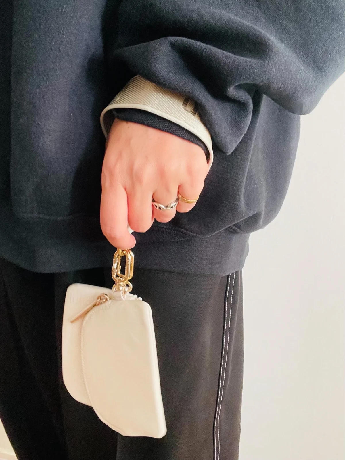 ルルレモンのデュアルポーチリストレットを手に持った写真