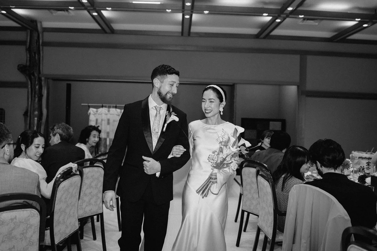 ベイカー恵利沙さんは披露宴でドレススタイルに。和の会場に合うサテンのドレスも自身で見つけたこだわりアイテム。