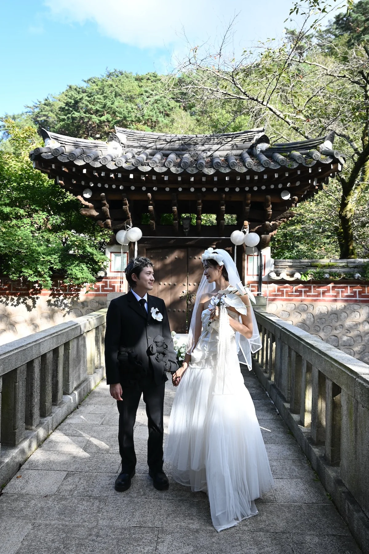 「GYOUREE KIM」のドレスをまとって。ふたりの好きなブランド「コム デ ギャルソン」のジャケットのリボンが、ふたりを繋ぐモチーフに。