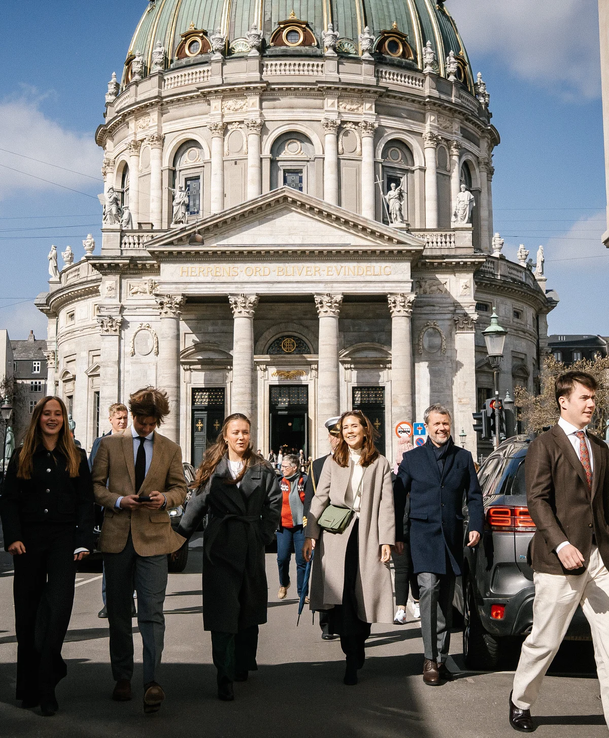 イースター礼拝に向かうメアリー王妃、フレデリック国王、クリスチャン皇太子、ヴィンセント王子、イザベラ王女、ジョセフィーヌ王女