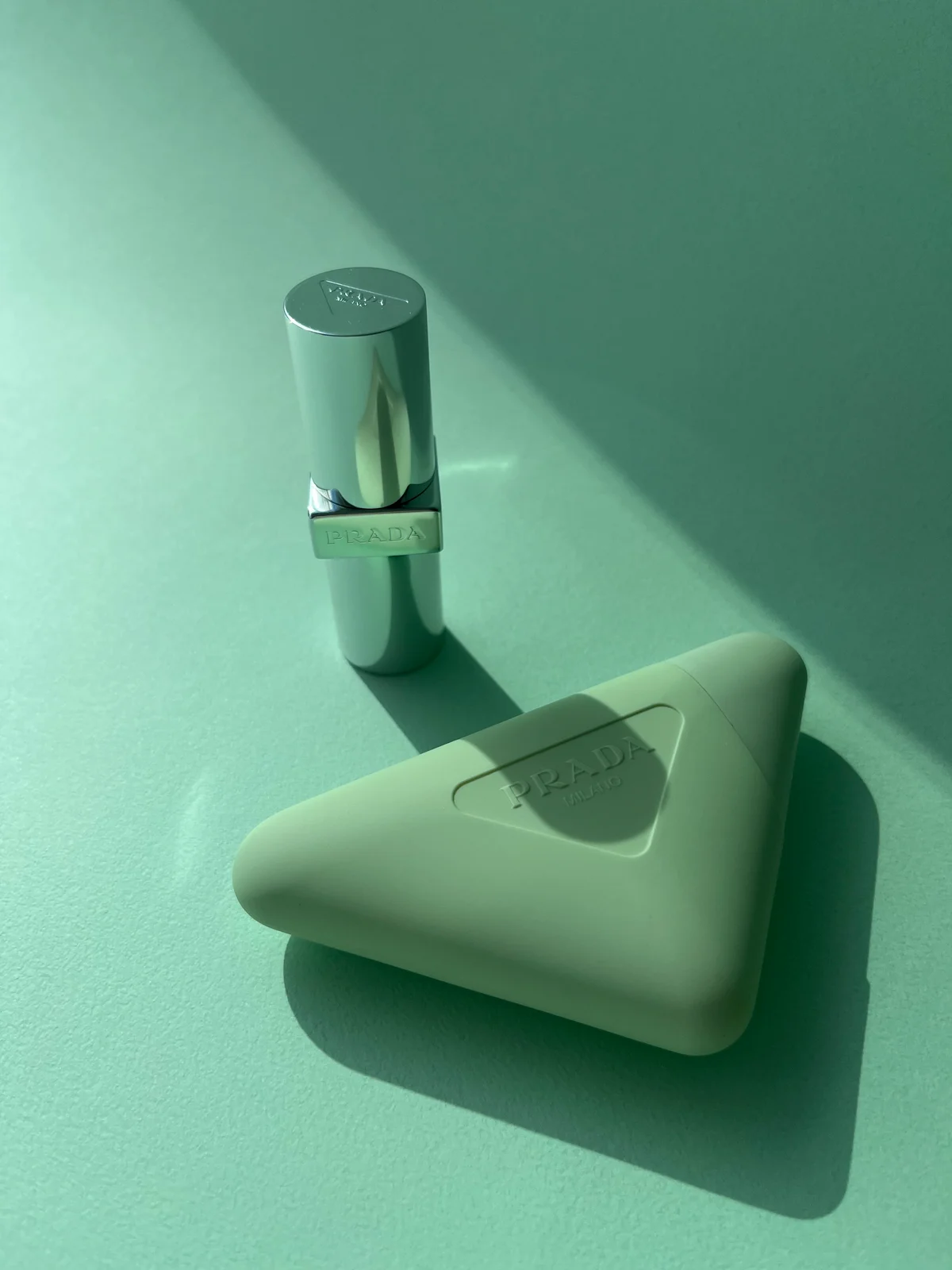 プラダ リップバーム バナナ 物撮り イエロー ハンドクリーム