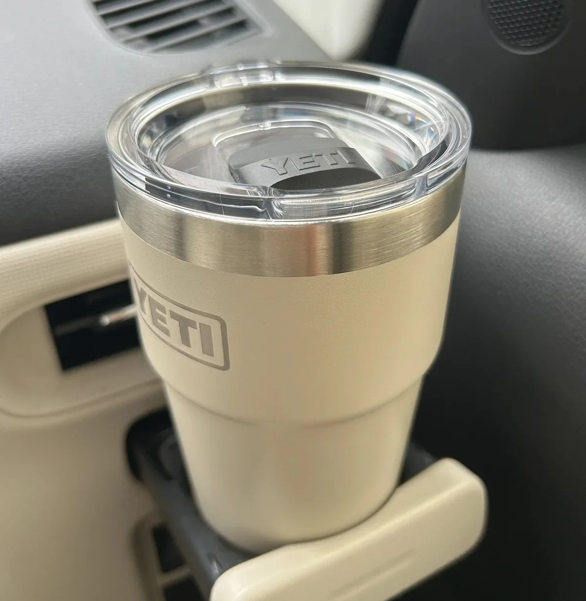 YETI スタッカブルカップをデスクに置いたところ