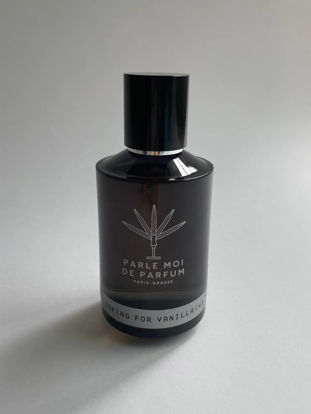 ルッキングフォー バニラ オードパルファム 100mLのボトル