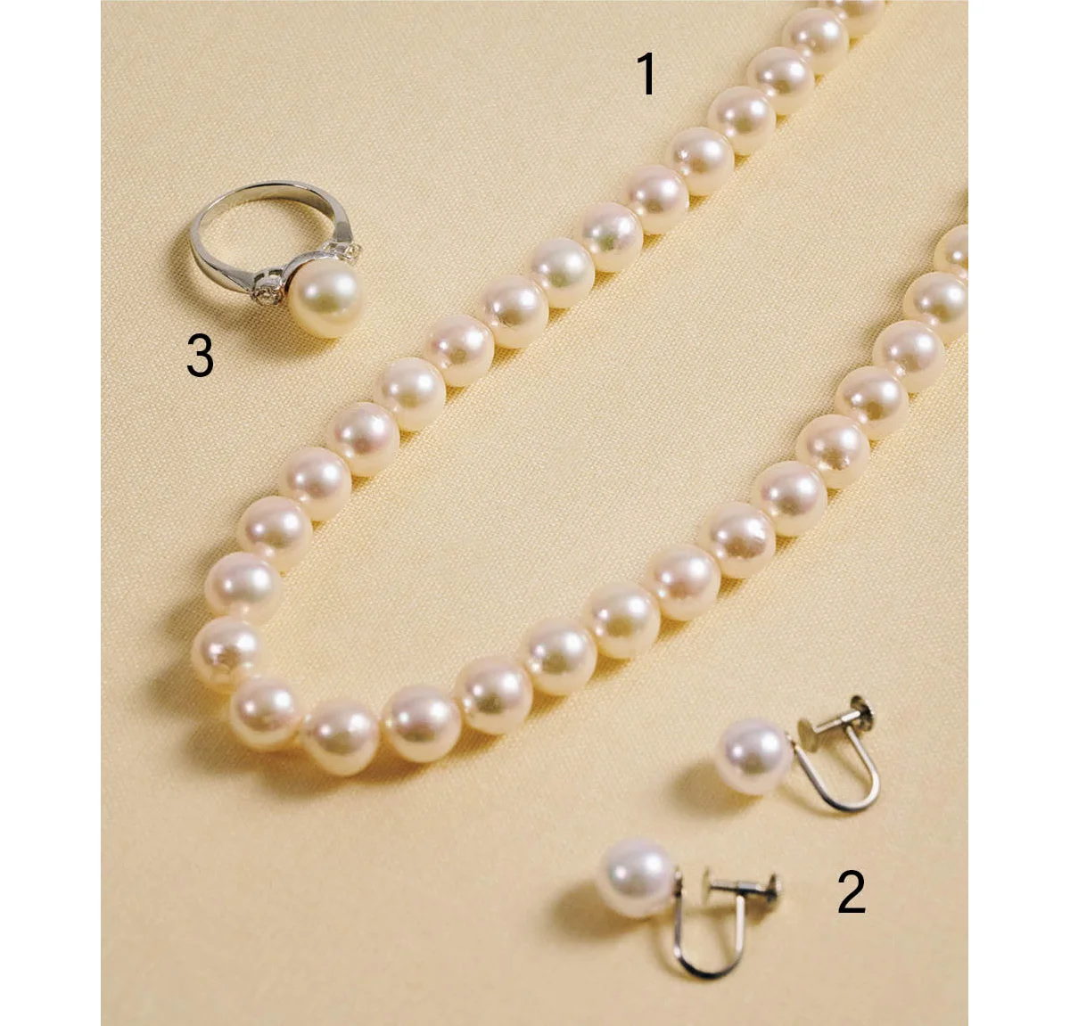 俳優・木村多江さん パールのネックレスとイヤリングとリング