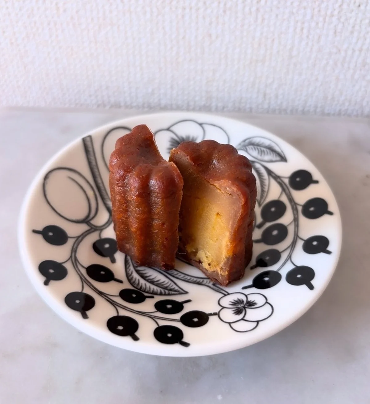 & OIMO TOKYO、蜜芋の焼きいもカヌレ、断面図。中には、熟成された焼き芋が！ 新しいカヌレの魅力に出合える