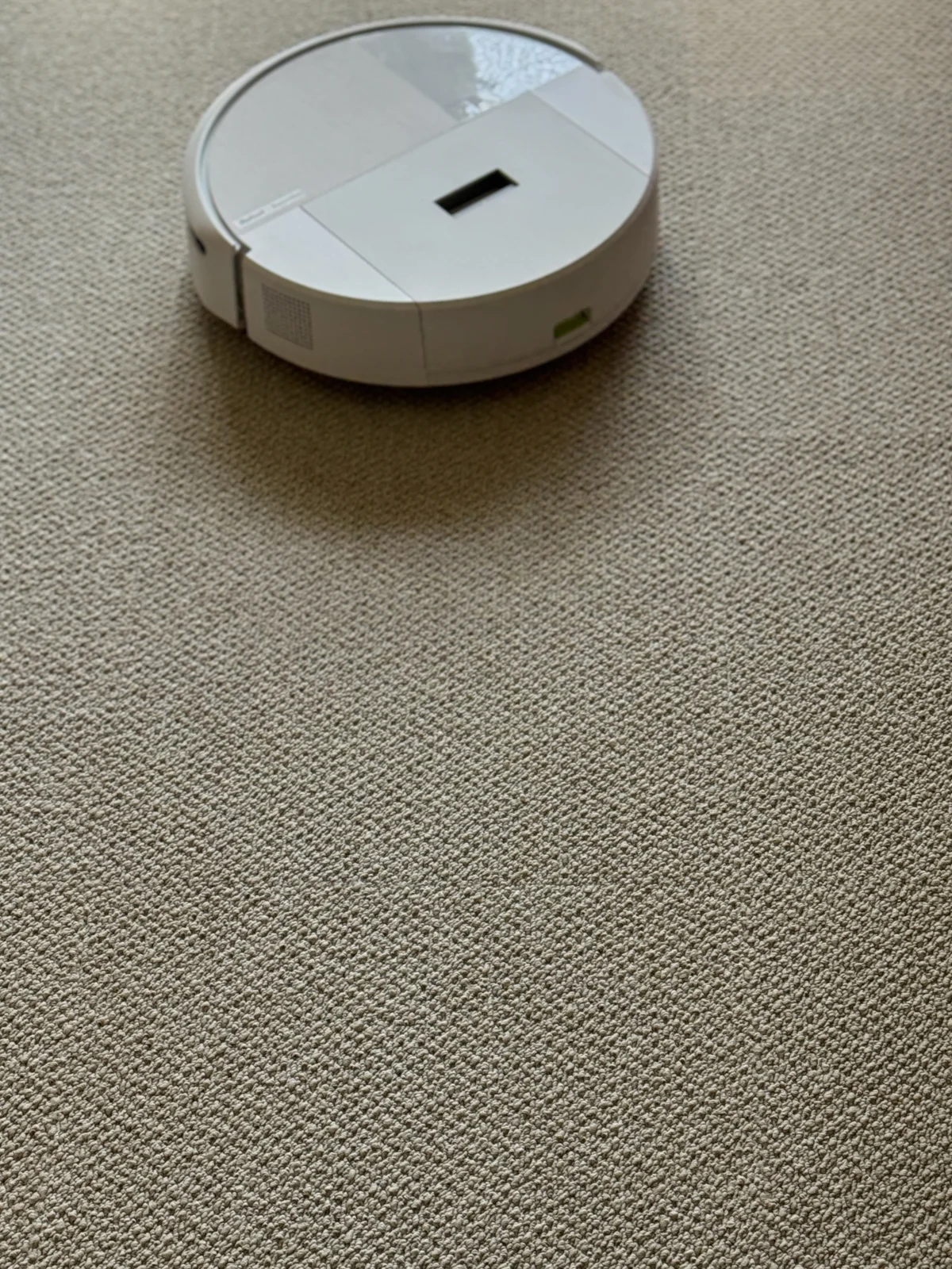 Roomba (ルンバ) 205 DustCompactor Comboがお掃除をしている様子