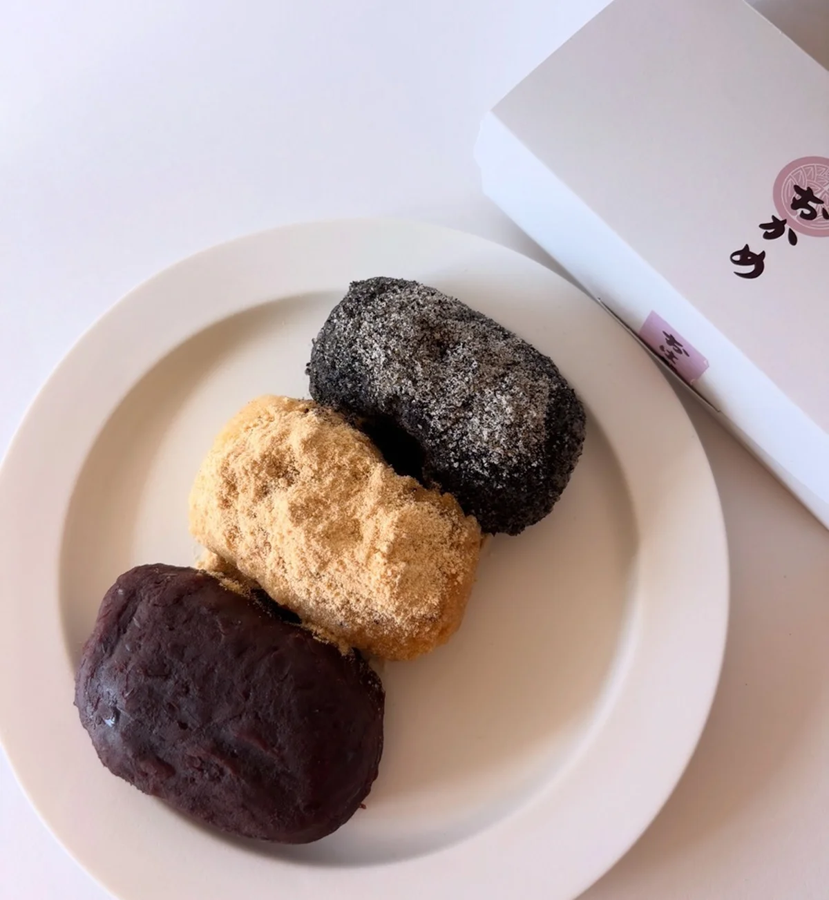 【甘味おかめ】ほんのり温かい！ 出来立ておはぎ3種（つぶ餡、きなこ、ごま）。通常サイズの2倍とボリューム感あり