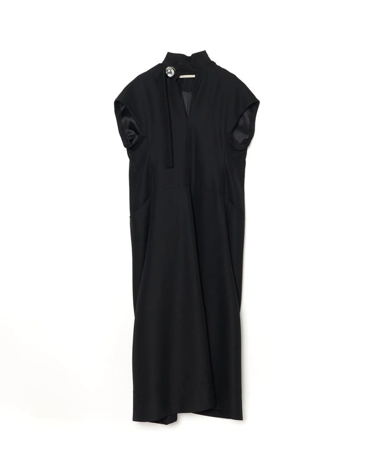 ハルノブムラタの万能ブラックドレス。首もとに添えたシルバーチャームがアクセサリーのような存在感