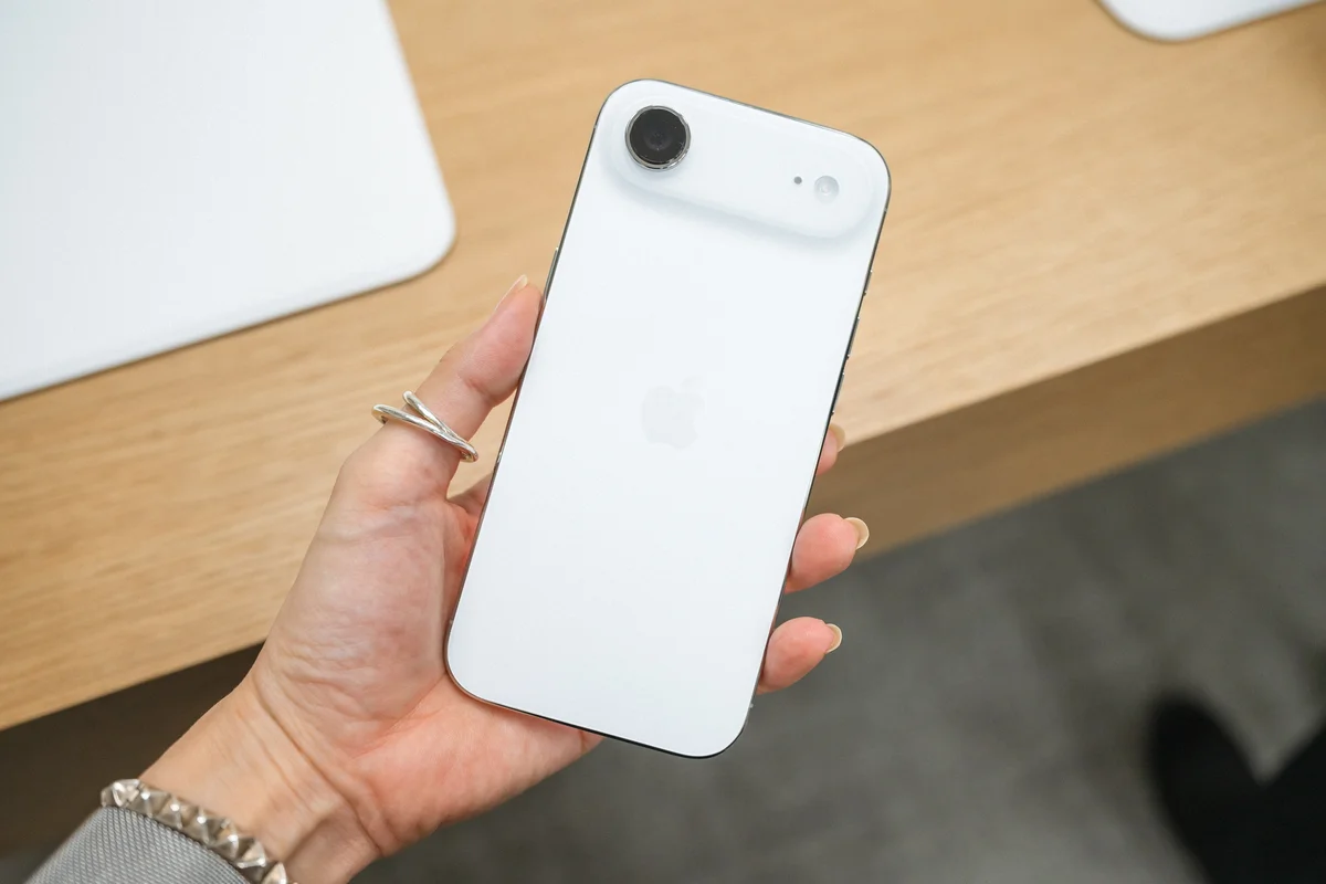 iPhone Air（クラウドホワイト）の背面