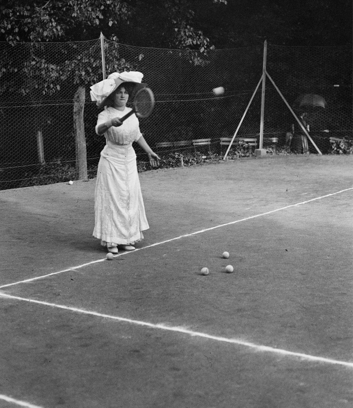 19世紀半ば　テニスをする婦人