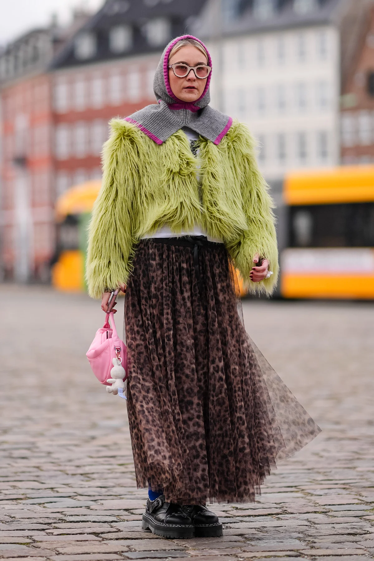 グレーとピンクのバラクラバを被ったスナップ