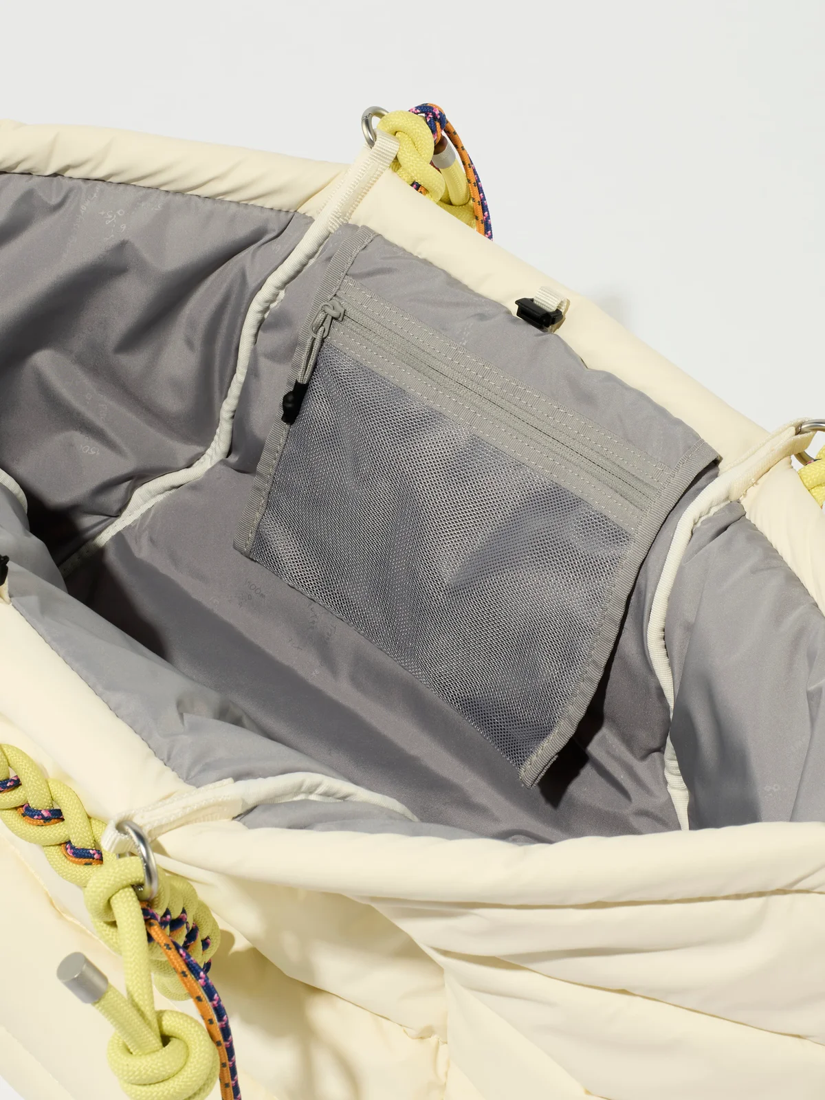 トポロジーの小物の収納に便利なメッシュ製ジップポケット