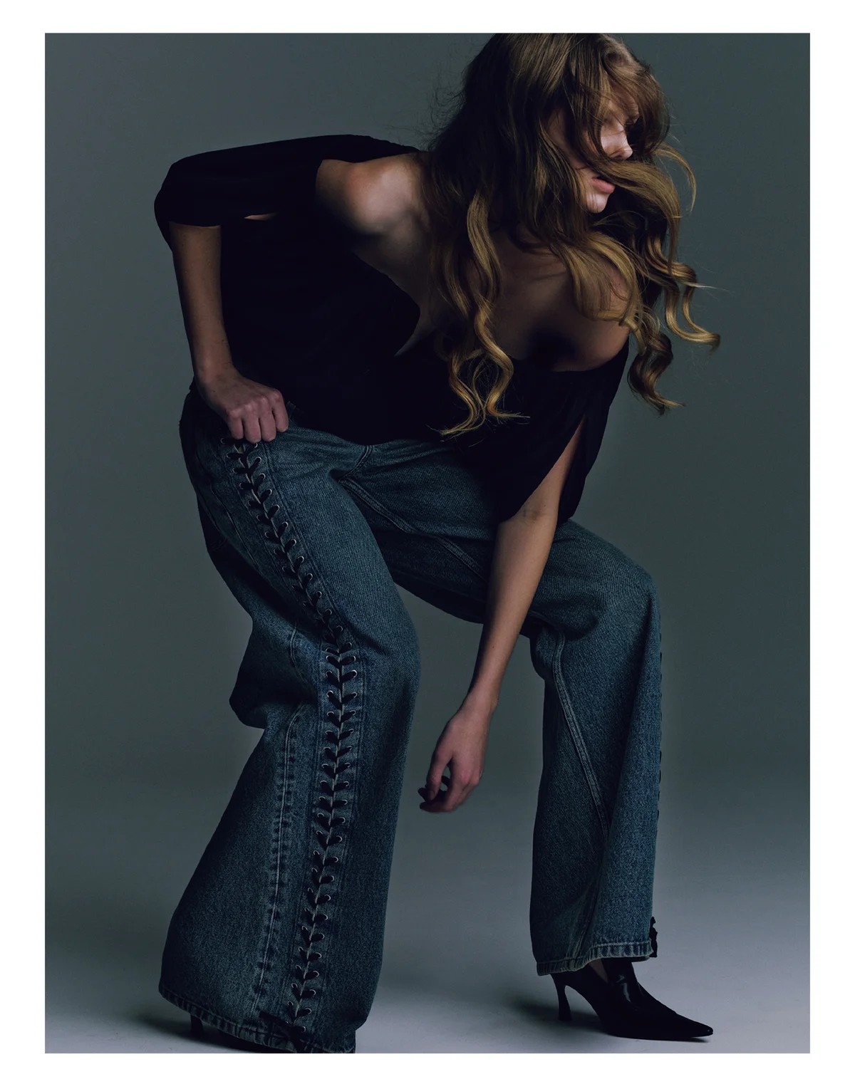 ステラ マッカートニーのデニムを着用したモデル